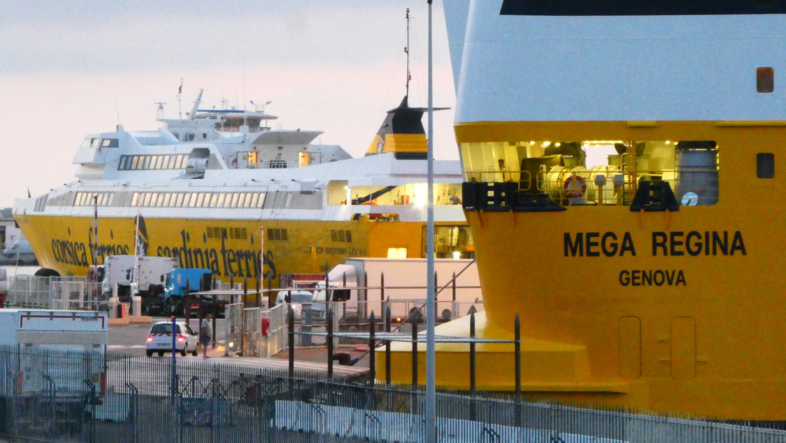 Première escale du Mega Regina à Bastia le 22 juillet 2021, avec le Corsica Express Three à quai.