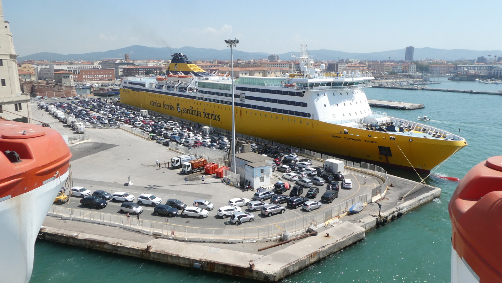Mega Express Three à l'embarquement à Livorno, vu du Mega Regina en août 2021 ; photo : Romain Roussel