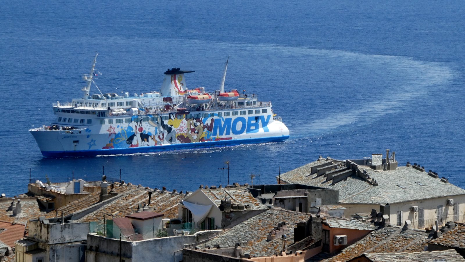 L'entrée au port du Moby Kiss, vue de shauteurs de Bastia, en août 2022 ; photo : Romain Roussel