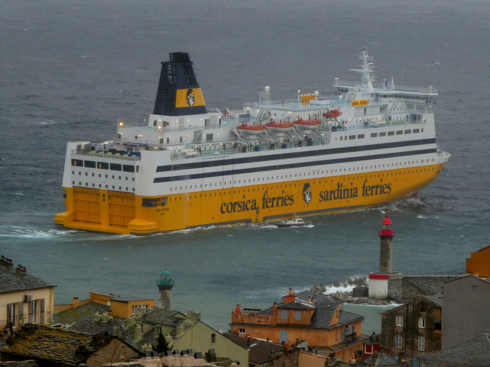 Le départ du Mega Regina devant le vieux port de Bastia, en février 2023 ; photo : Romain Roussel