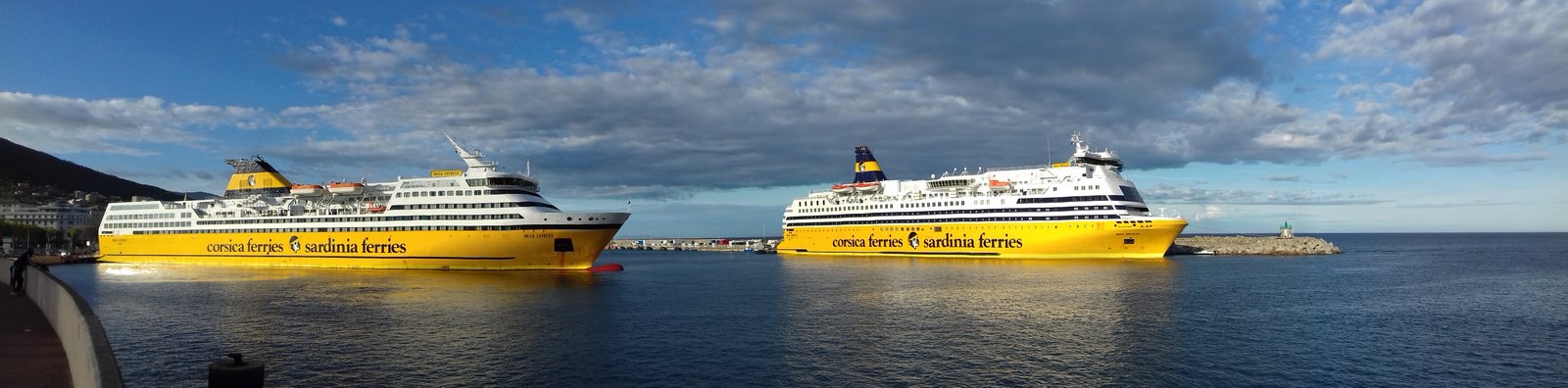 Les Mega Express et Mega Smeralda de la Corsica Ferries, à quai à Bastia en mai 2023 ; photo : Romain Roussel
