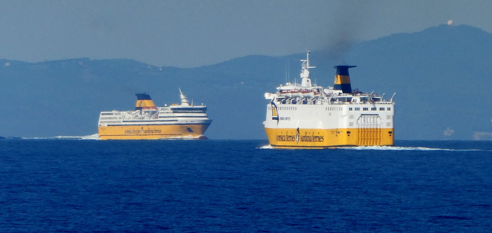 Le Mega Express Two croise le sardinia Vera en mer, au large de Livorno, en août 2022 ; photo : Romain Roussel