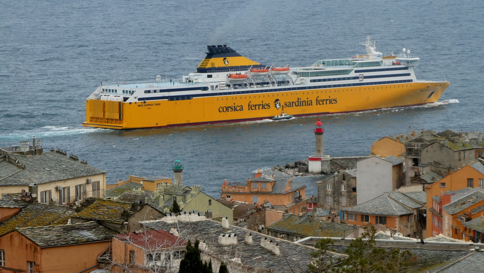 Le départ du Mega Express Three devant le vieux port de Bastia, en mars 2023 ; photo : Romain Roussel