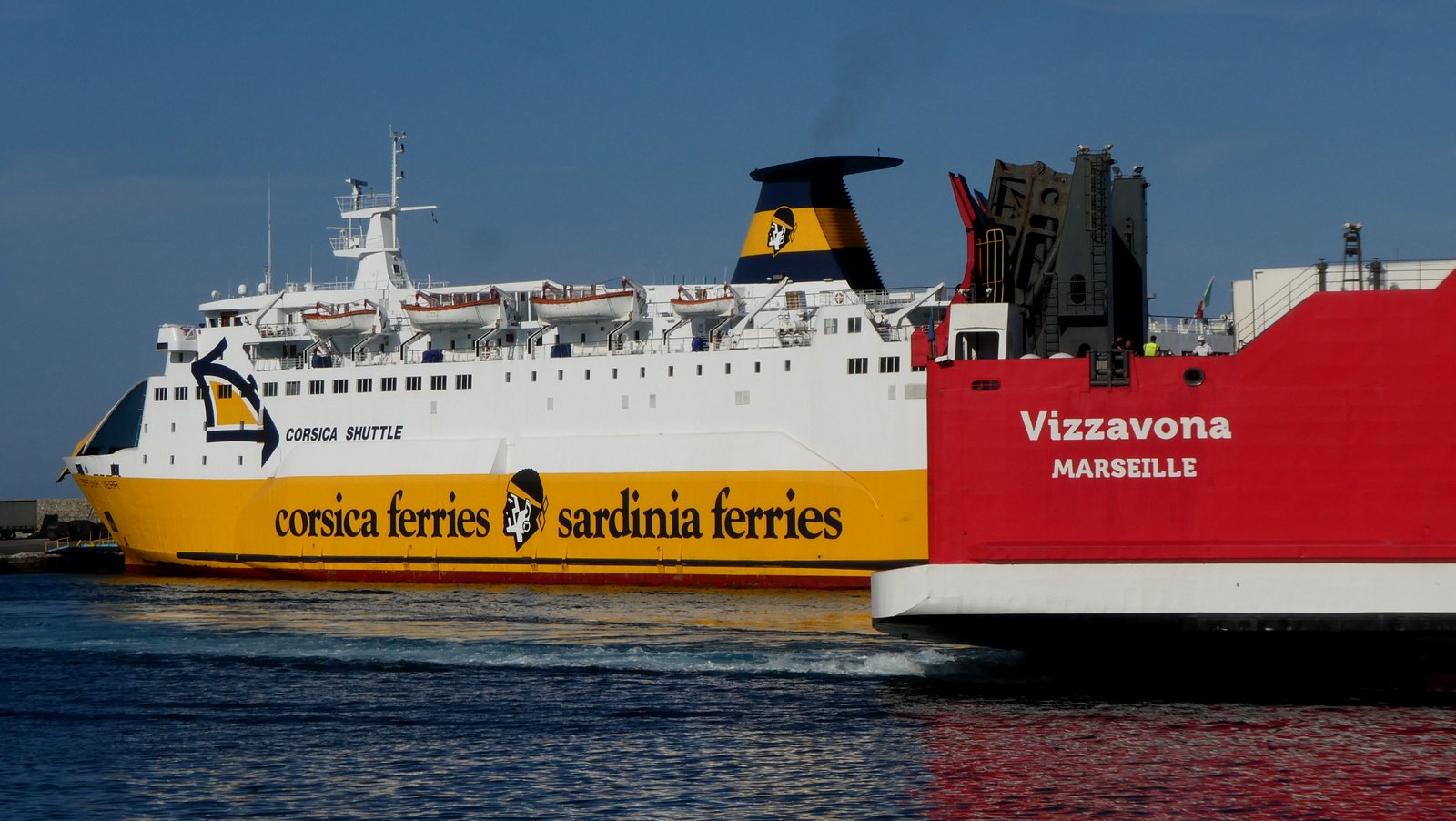 Le Vizzavona passe devant le Sardinia Vera à Bastia, en août 2022 ; photo : Romain Roussel