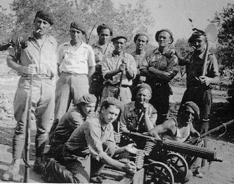 A gauche tenant un fusil Damien  front de l'Ebre juin 1938