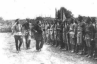Le dlgu de Kerenski passe la 1re brigade en revue