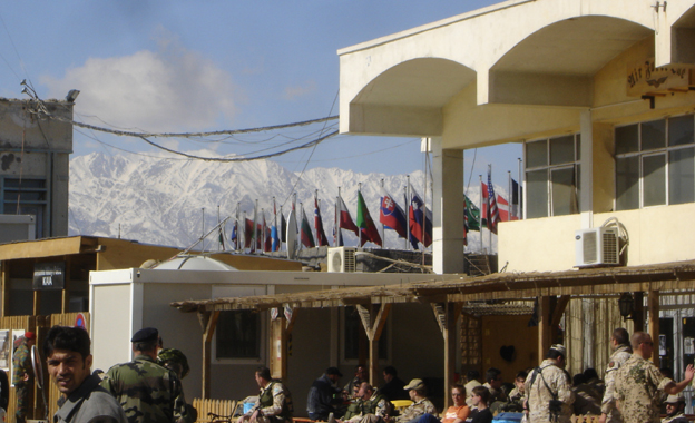 De l'autre côté des batiments - au niveau des drapeaux - ce sont les pistes de l'aéroport... La terrasse à droite c'est Air Force One - le bar U.S.