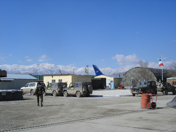 La place d'arme, le mât des couleurs, les montagnes et un avion qui passe...