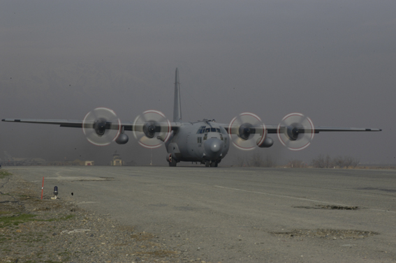 Transall C160 français. Quand je saute en parachute (en France... - ici c'est interdit!) c'est de cet engin là...
