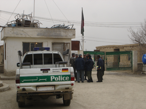 Un commissariat afghan... Ils ont trois motos et une voiture pour 30 mecs...
