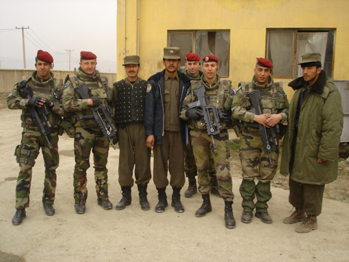 Une patrouille à pieds de la compagnie d'infanterie pose avec 3 policiers afghans (les mecs qui n'ont pas le même uniforme entre eux)