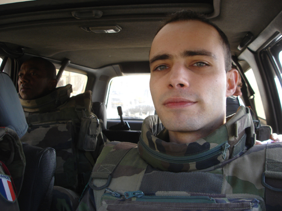 Dans mon "surf" avec pilote et garde du corps fournis par le 1er RHP !