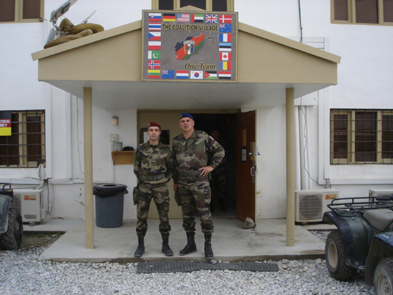Le CONSCOM du REPFRANCE (mon boss) et moi-même en visite au Camp US au nord de la Shamalie (camp qui ressemble plus à la foire du trône qu'à un camp mili français...)