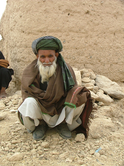 Posture typique : l'afghan n'attend pas debout, il pose ses fesses contre ses mollets