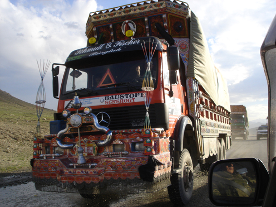 Les camionneurs afghans sont les rois du tunning : une mode/porte-bonnheur importée d'Inde via le Pakistan