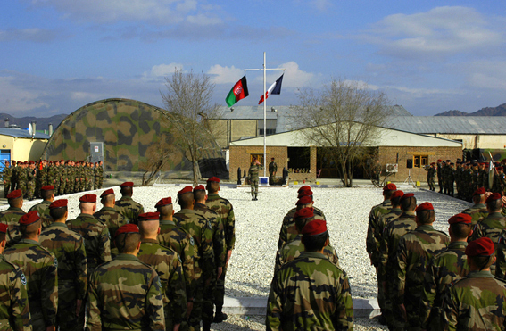 Et un militaire, ça doit avoir de l'allure... Ooh! Qu'est-ce qu'ils sont bien alignés les messieurs...