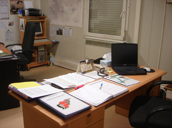 Et voici mon bureau. A gauche celui du capitaine et au fond notre poste Internet