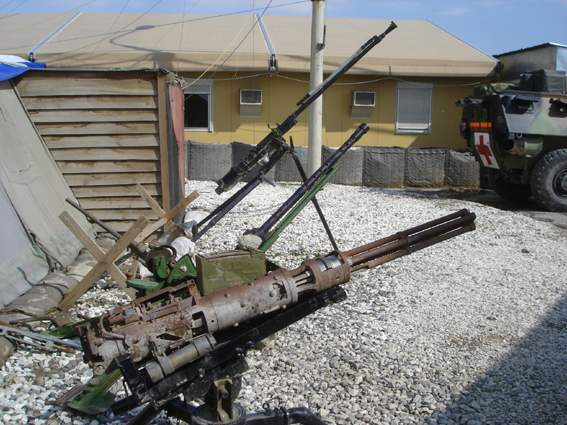 De vieilles armes russes décorent chaque coin du camp !