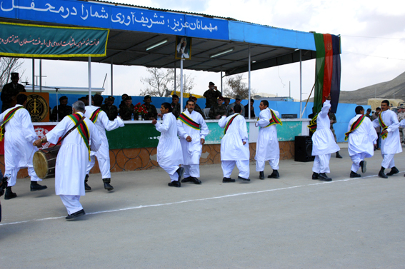 Quelques danseurs folkloriques afghans pour célébrer la nouvelle année : 1385