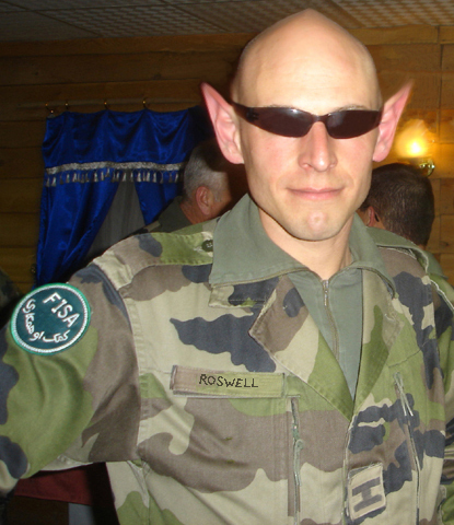 Et voici le Commandeur Roswell des Forces Inter-Stellaires Anonymes ...