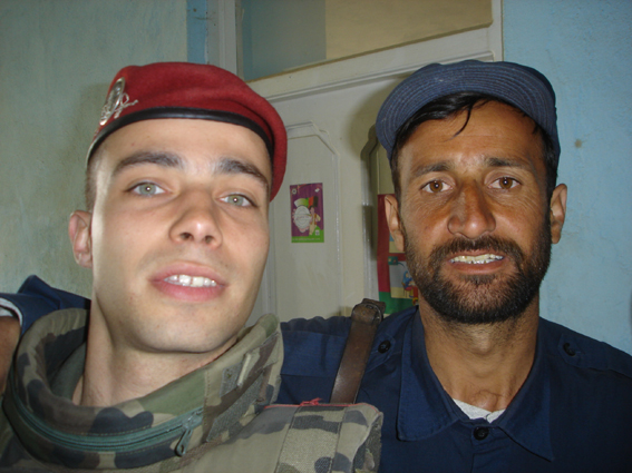 Encore un policier afghan qui aime bien ma tête! En général, ils me regardent et ils rigolent ... WHY ???