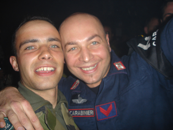 Mais que fait la Military Police(MP) : elle s'amuse, comme ce Carabinieri (Gendarme italien)...