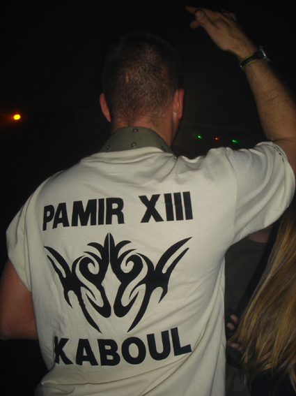 PAMIR XIII c'est nous les frenchies, et comme on n'a pas le doit de tomber le treillis, ce gars là aurait pu finir dans un vol disciplinaire vers Paris!