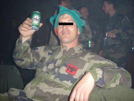 ...Ou pire, ils distribuent leurs insignes à des soulards!
