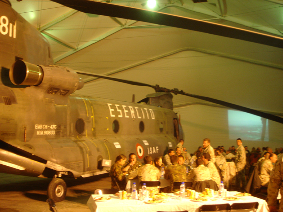 Au lendemain de la fête italienne, le hangar redevient un hangar à hélico, mais aussi un resto!