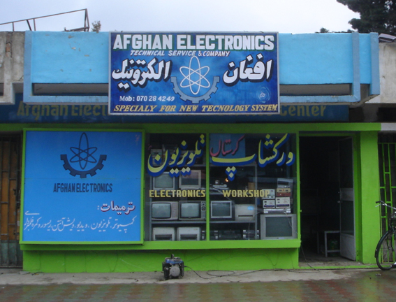 The entreprise Hi-Tech de Kaboul, ils ont même le groupe electrogène pour faire tourner leurs télés!