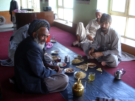 Le riz afghan est délicieux, plus quelques boulettes de viande, des piments et les galettes de pain, Mmmm