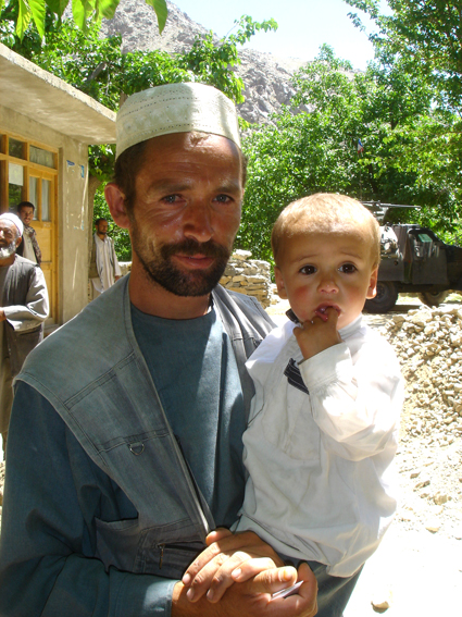 Un afghan aux yeux bleus