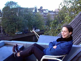 mme  Amsterdam sous la pluie, un gros phoque veut bronzer