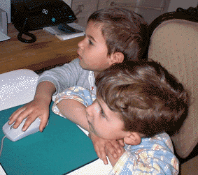 concentration devant la station multimedia