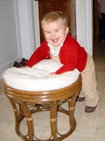 j'ai 4 ans et je galope avec ce tabouret !!!