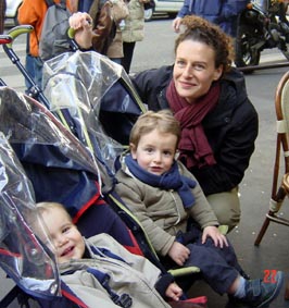 pauv fille, elle a mme pas de poussette