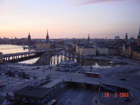 vue de notre hotel sur les transports de la ville : autoroute, voie ferrée, ferries...