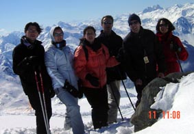 Gilbert Montagn et ses amis au ski. Le nouveau dfi