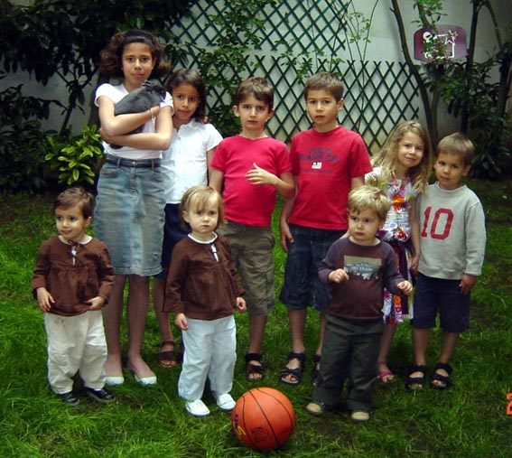 9 enfants, 1 lapin et 1 ballon