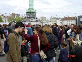 alors la manif passe devant et derrire la statue et ...