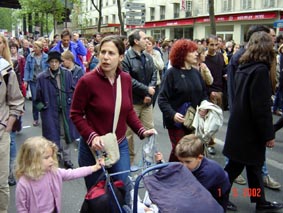 l'intrt de cette photo rside dans la femme au second plan qui prouve que l'on peut manifester  plus de 100 ans