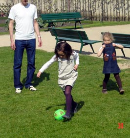 cours de foot : phoebe passe à