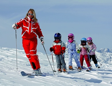 enfants prenant des cours de ski vacances hiver